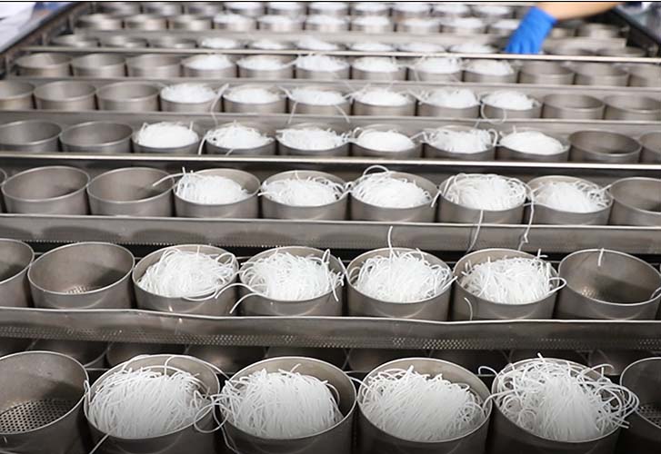 小型酸辣粉加工廠選擇自動化生產(chǎn)線需要考慮哪些因素？?