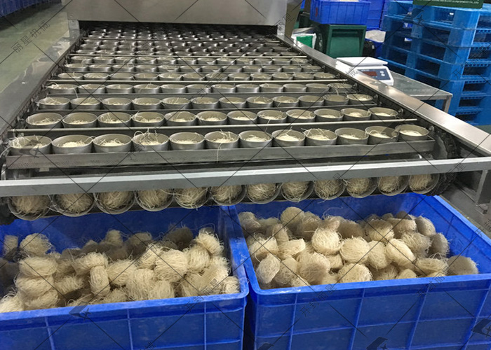 麗星酸辣粉生產線，復水時間快不渾湯不斷條